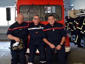 Le camion échelle des sapeurs-pompiers d'Algrange quitte la caserne