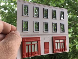 Immeuble urbain avec fenêtres et devanture en impression 3D. (Echelle Ho 1/87)