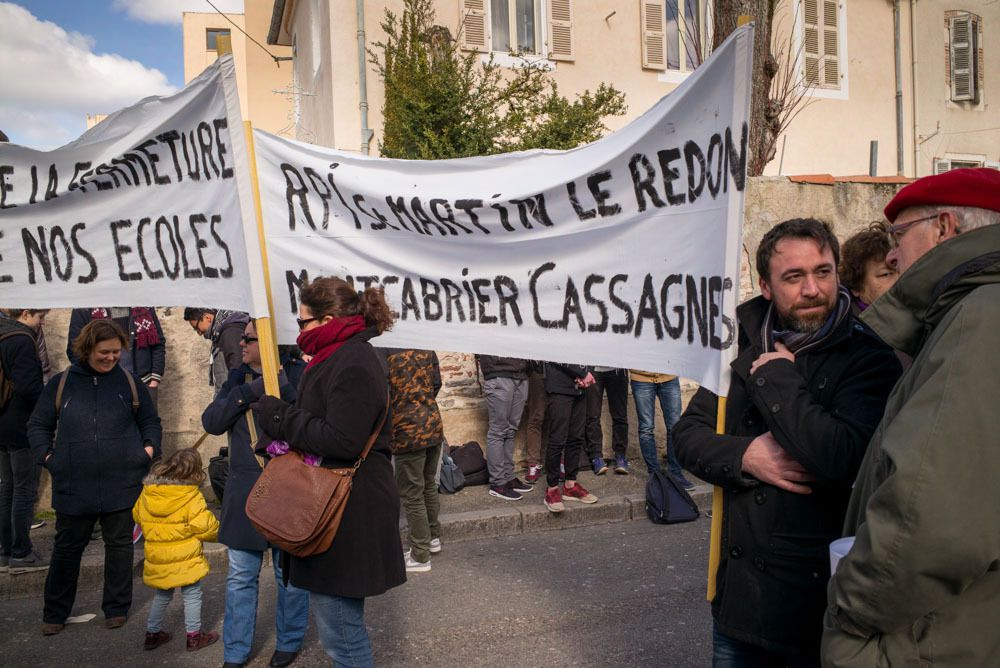 Une centaine d'élus, parents, citoyens venus protester contre la proposition de carte scolaire du DASEN du Lot