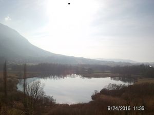 Plusieurs ittinéraires de randonnée autour des lacs permettent d'admirer ces deux joyaux depuis les hauteurs du village et de la chaine de l'Epine. 