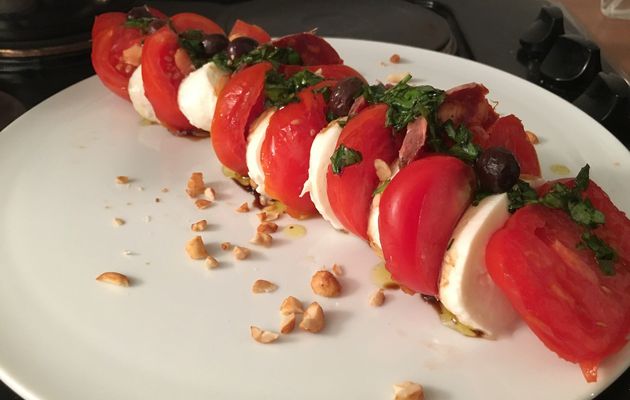 Salade tomate - mozzarella - charcuterie