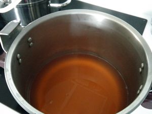 3 kg de coings, 4 pommes, 1 citron, 800 grs de sucre par kilos de jus (pour moi 1.5kg de jus). Brosser et laver les coings ainsi que les pommes, les couper en quartiers et mettre dans l'extracteur à vapeur, faire cuire 70mn. laisser s'écouler le jus une nuit, peser le jus, rajouter un jus de citron et mettre le sucre pour cuisson à 105°. faire cuire entre 20 et 45 mn, écumer la pectine puis mettre en pots à chaud et retourner les pots