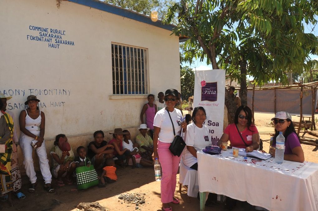 Les membres de l'Association FITIA, fondée et présidée par Mialy Rajoelina, au secours des sinistrés du cyclone Haruna à Sakaraha. Photos: Harilala Randrianarison