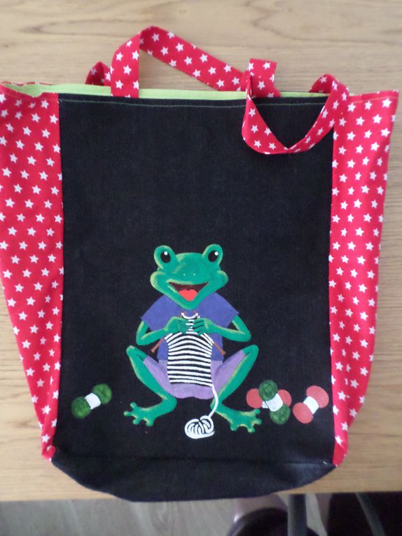 Mais quel bonheur que de recevoir un sac (très) personnalisé ! Elodie a dessiné une grenouille tricoteuse sur une toile de jean's noire et m'en a fait un sac. C'est tout simplement SU PER BE ! Du coup, cette grenouille devient ma mascotte !