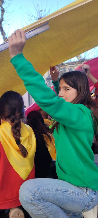 Els alumnes que aprenen català a Prada homenatgen Pompeu Fabra amb danses i cançons!