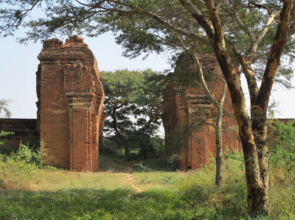 A perte de vue, des temples ( celui de Hitlominlo, dia 8 ), pagodes, stupas, des monuments en ruine. Plus de 2000. Et des vendeuses de t-shirts qui s'efforcent de vendre aux touristes, avec humour:" c'est pas cher, c'est moi qui l'ai fait".