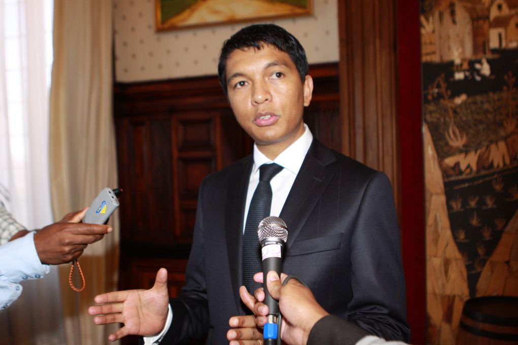 Le Président Andry rajoelina, a reçu les karatékas malagasy et l’équipe de volley-ball de la Gendarmerie Nationale.