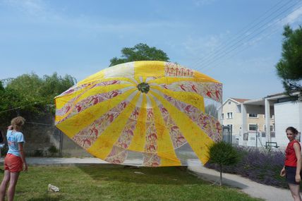 Ouverture du parachute au Lycée Agricole , Saint Rémy de Provence