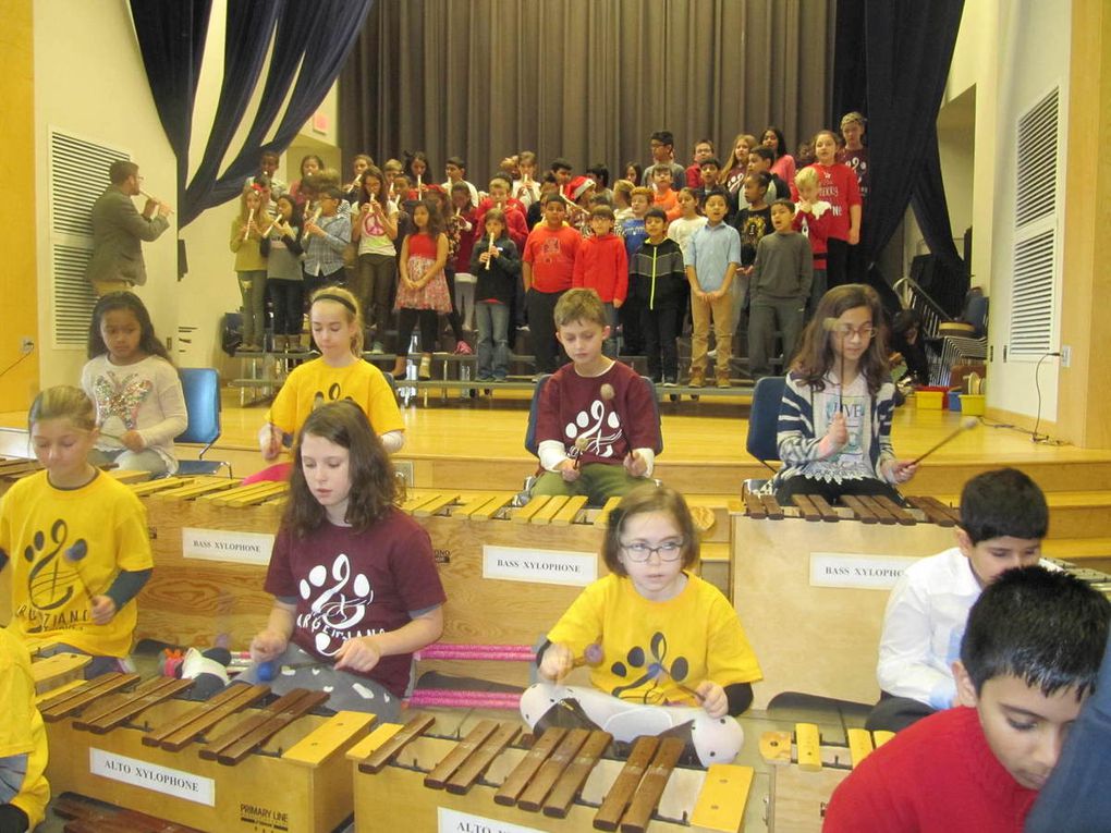 Lucie au concert d'hiver de l'école. Orchestre à cordes, Chants, percussions, flûte à bec.