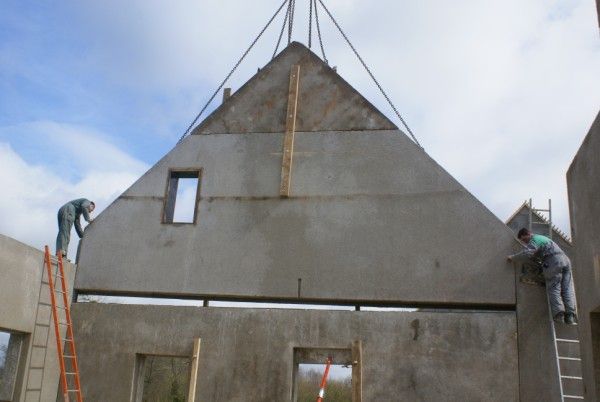 La structure de la maison , les murs en composite bois-ciment