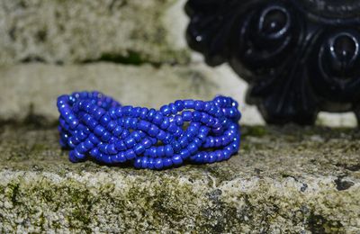 Bracelet perles de rocailles tressees, bleu electrique