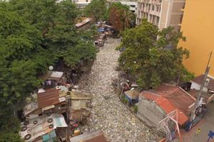 Au cœur de la ville, une rivière de plastique. La vidéo qui interpelle…