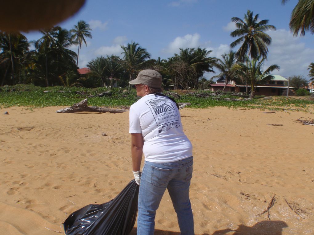 Initiatives Océanes 12 mars 2010 - Melkior Garre et Max Joséphine réunit pour nettoyer 2 plages de Cayenne, 120 personnes environ !