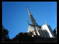 La Saint Chapelle ; en plein cœur de l’Île de la Cité à Paris, à deux pas de Notre Dame. Pur joyau de l'art gothique, érigée par Saint Louis .