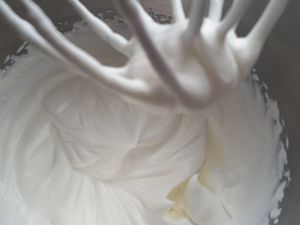1ere Photo la crème montée en chantilly, 2eme photo la chantilly mélanger au mélange lait et sirop de menthe de la veille et la 3éme la glace aprés le turbinage