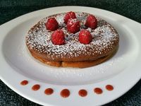 4 - Beurrer et fariner un moule, verser la pâte et enfourner pour 20 à 25 mn th 5,5 (175°) en surveillant. Piquer la pointe d'un couteau dans le gâteau pour vérifier la cuisson, la lame doit ressortir propre, sinon poursuivre la cuisson quelques minutes. Laisser tiédir et démouler sur un plat de service, laisser refroifir complètement. Juste avant de déguster, saupoudrer le gâteau de sucre glace, et décorer de quelques framboises fraîches. 