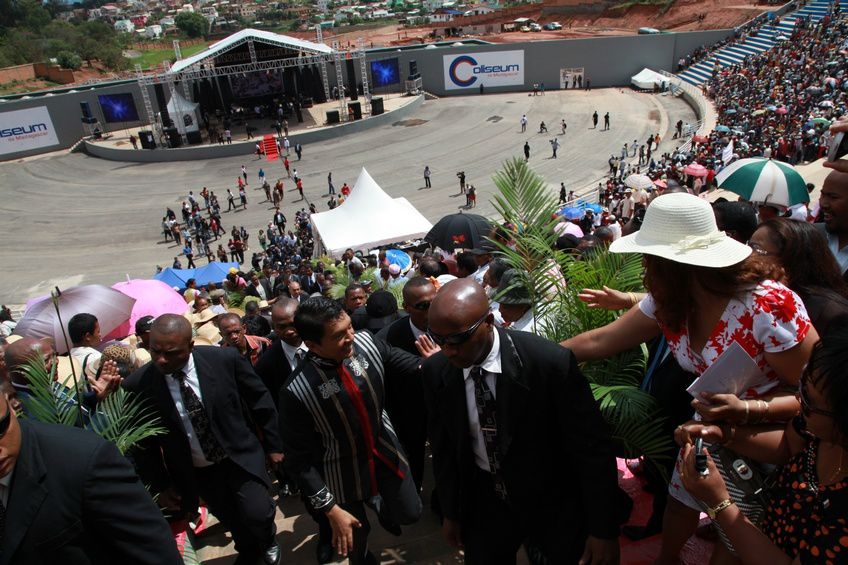 Dans le cadre du IIè anniversaire de la IVèRépublique, le couple présidentiel, Andry et Mialy Rajoelina, a inauguré le «Coliseum de Madagascar» sis à Antsonjombe. 2è partie. Photos: Harilala Randrianarison