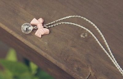 Collier Fantaisie avec Petit Nœud Rose et Perle Transparente