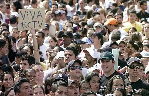 Voici quelques photos que font circuler les v&eacute;n&eacute;zueliens aupr&egrave;s de leurs expatri&eacute;s pour qu'ils relaient l'information, aujourd'hui tronqu&eacute;e par Chavez. Elle nous ont &eacute;t&eacute; transmises par une amie venezuelienne actuellement &agrave; Londres.<br />
<ul>
    <li>Les manifestations protestant contre le non-renouvellement de la licence de la cha&icirc;ne de t&eacute;l&eacute;vision RCTV se sont poursuivies mercredi au Venezuela, alors qu'un chef de l'o