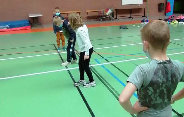 Sport avec la bande élastique pour les ce1-ce2 .... 