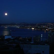 Contempler les navires dans la baie