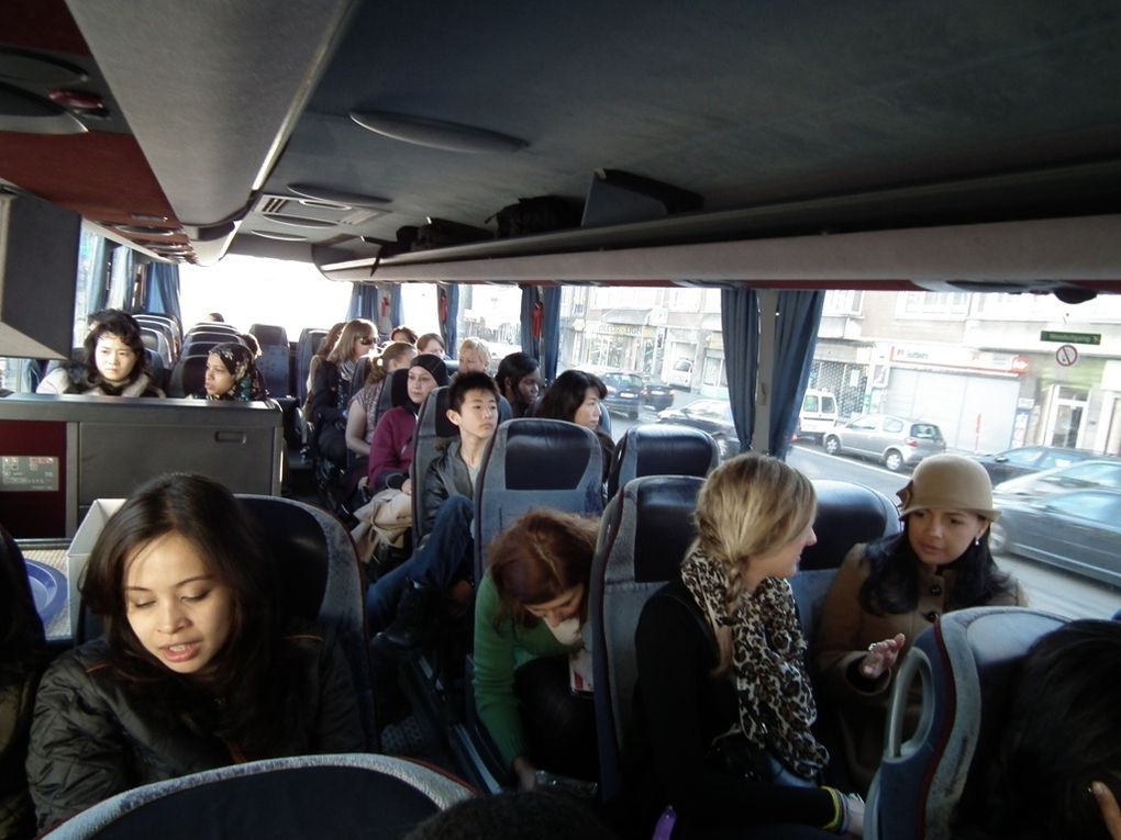 4 novembre 2011. La First Lady Of Madagascar en bus pour l'hôtel Kempiski de Bruges. Elle y apprendra comment fabriquer l'Atomium de Bruxelles en chocolat.