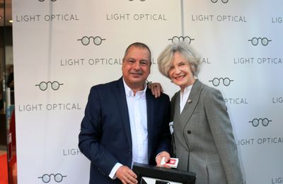 VERNISSAGE  CHEZ LIGHT OPTICAL SERGE HATTAB AVEC L'ACTRICE MARIE-CHRISTINE ADAM  