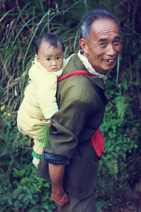 chaque voyage est l'occasion de rencontrer des hommes, des femmes, des enfants... d'échanger quelques mots, un sourire parfois une simple émotion au travers d'un regard...