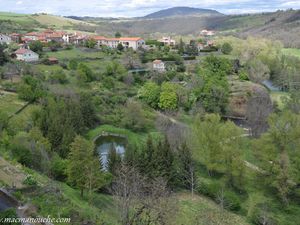 Depuis le cloître une superbe vue sur  l'Allier !     (clic sur les photos pour les agrandir).