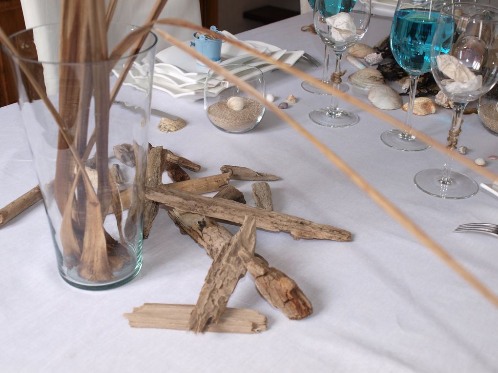 Une table "souvenirs de vacances" réalisée avec ce que la nature nous offre en bord de mer.