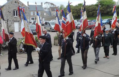 12 porte-drapeaux présents à Besneville