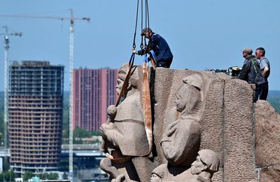 Guerre en Ukraine : Kiev déboulonne un monument soviétique à la gloire de l'amitié avec la Russie