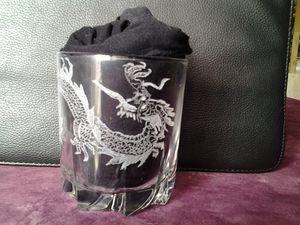 Un autre dragon, il fait presque tout le tour du verre