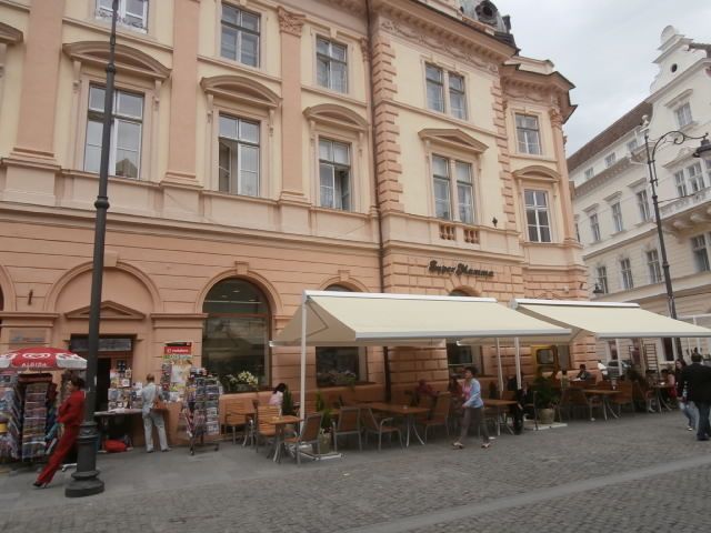 La ville de Sibiu, très séduisante, superbement restaurée et conservée malgré les Ceaucescu, ville bastion de la culture allemande, beaucoup d 'échanges avec les allemands qui la fréquente nombreux et la nomment encore Hermannstadt. Sur les toits ; lucarnes en forme d amande appelées "les yeux de Sibiu ". Sa Cathédrale ortodoxe  Sfanta Treime ressemble à "Sainte Sophie" d Istanbul. Les premiers saxons sont arrivés dans la région au XII siècle. On y parle aussi  allemands 
