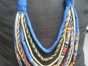 Colliers bouton, collier mi-long multicolores avec six rangs, collier bouton avec cordon noir, a porter avec une tenue noire, ou de couleur unique!