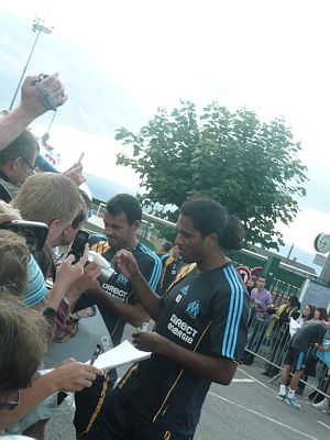 <p><strong>Salut à tous les fan de l'OM, voici un échantillon de photos prises lors de rencontres avec l'équipe de Marseille.</strong></p>
<p><strong>Certaines photos datent de Juillet 2004 à Albertville en Savoie, à l'Hotel du "Roma", pendant leur stage de préparation au Stade du Olympique d'Albertville.</strong></p>
<p><strong>Les autres photos datent de Juillet 2005 et Juillet 2006, pendant leur stage à Aix les Bains, au stade Jacques Forestier.</strong></p>
<p><strong>Et quelques unes vie