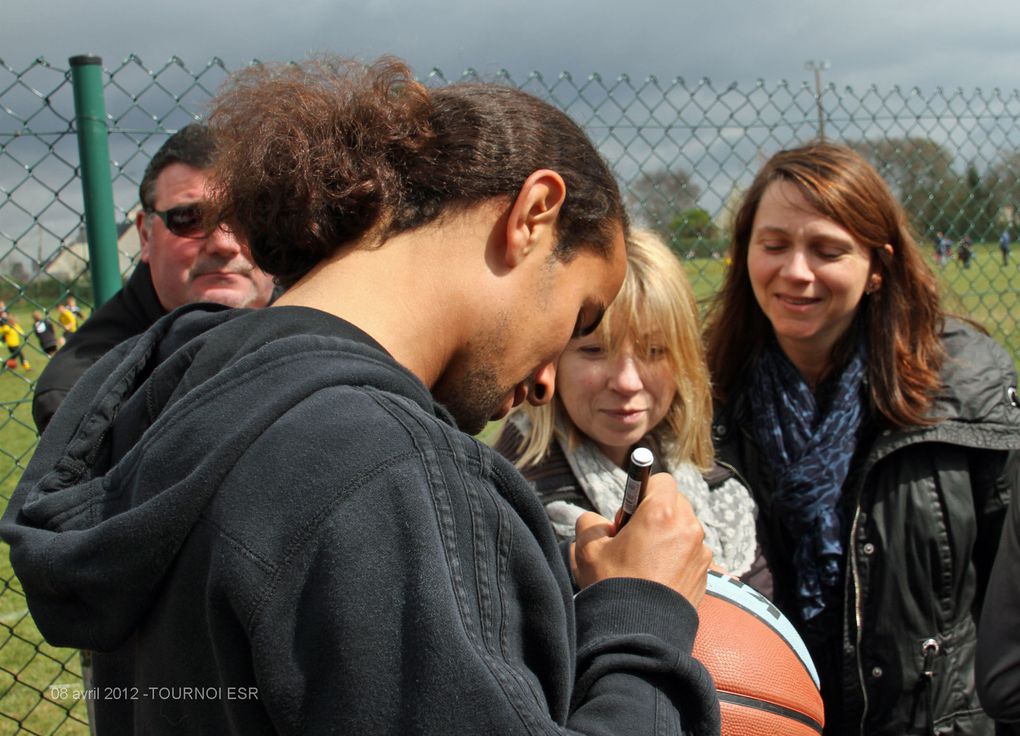 Reportage photographique de la deuxième journée du tournoi de Pâques 2012 organisé par la section football de l'Etoile Saint Roger)(première partie)