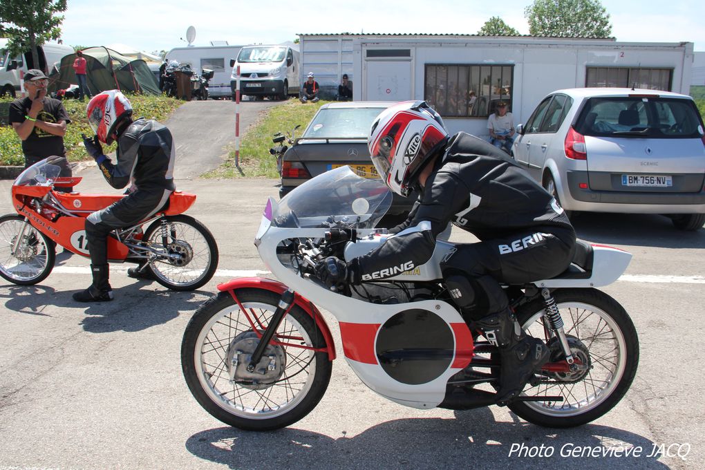 Photos Coupes Moto Légende 2012 à Dijon Prenois
20 em anniversaire
Démonstrations motos et sides anciens de vitesse