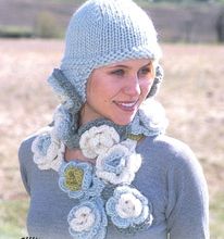Echarpe fleurie au crochet et bonnet tricot