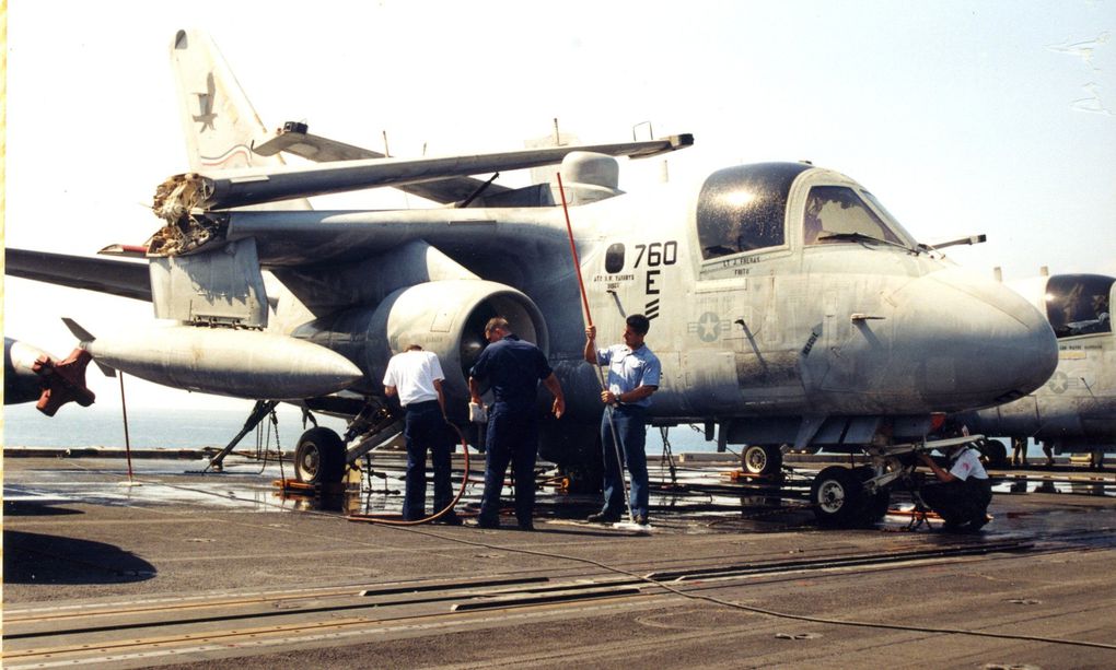 Quelques images des aéronefs et des entrailles du porte-avions CVN-69 USS Eisenhower. Photographies prises lors de mes visites de 1994 et 1998 à Cannes alors que j'étais membre des French Crusaders. (grand merci à cette association)