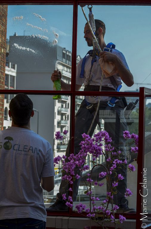 Acrobate dans le ciel de Puteaux? Non, un nettoyeur de vitres pour la véranda du 2ème étage......je vous laisse apprécier