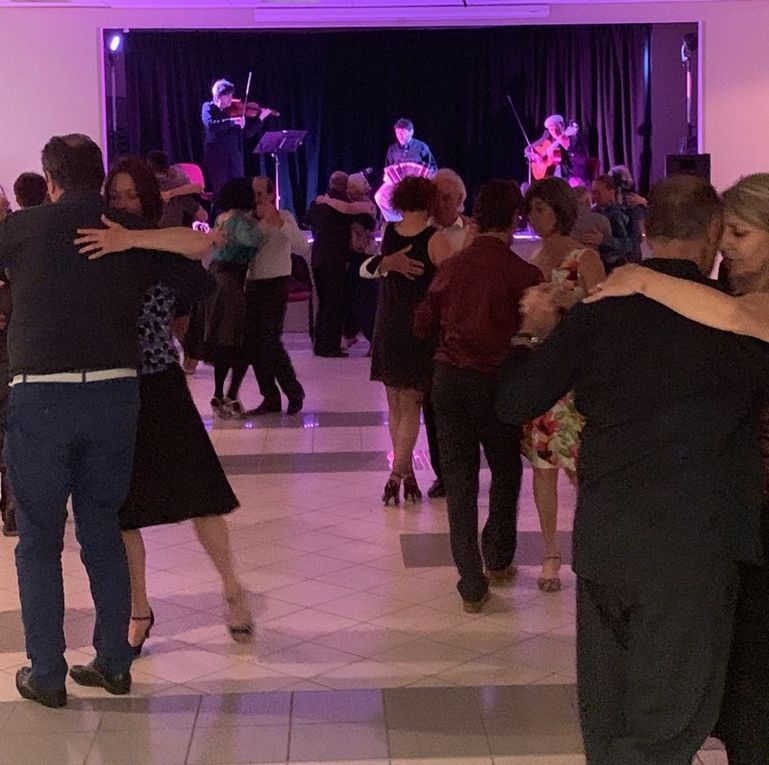 L'orchestre de Fernando Maguna et les premières images de la milonga du samedi soir  