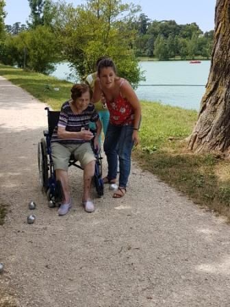 ah enfin un moment de plaisir au bord du lac a l'Isl en jourdain ou nous apprécions l'air marin comme me disent ces dames , une petite pétanque est la bienvenue s 