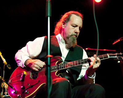 sir richard bishop, une longue carrière avec son groupe sun city club et en solo depuis le début des années 2000