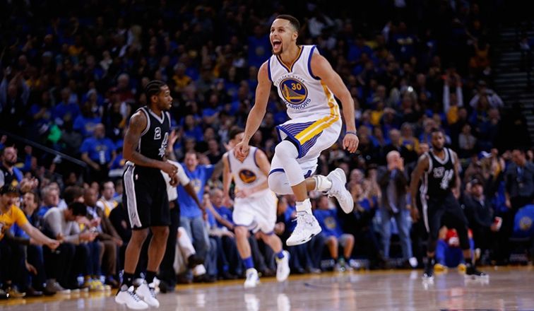 Stephen Curry et sa bande infligent une correction très sévère aux Spurs. Crédit photo : (Ezra Shaw/NBAE/Getty Images)