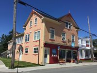 Entre la Chouette Librairie et la boulangerie Toujours Dimanche, le temps de savourer une poutine au Borealis au bord du St Laurent à Matane . 