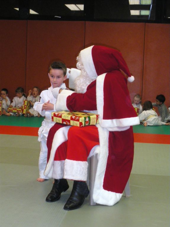 Dur de prendre Titouan en photo avec le Père Noël cette année, mais au judo il n'a pas pu y échapper et il était tout heureux de se voir remettre une médaille et un cadeau (un coffret de pate à modeler).