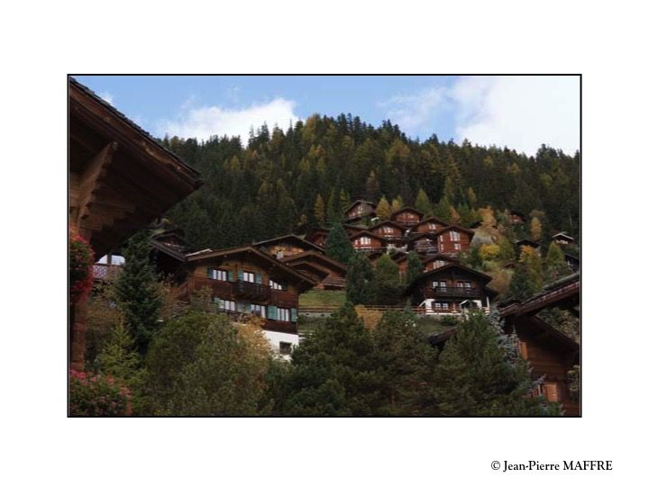 Authentiques villages de montagne nichés au cœur des vallées, les villages de Suisse sont de véritables joyaux d'histoire et de patrimoine.