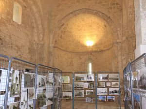 Exposition de photographies anciennes installée dans l'église d'Avèjan