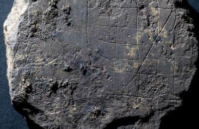 Le Plateau d’« Echecs vikings » (hnefatafl) découvert en Écosse, dans un Monastère Picte, près d'Old Deer permet une première Localisation du Monastère perdu de Deer, où a été écrit le Livre de Deer, le "Livre du Cerf", le plus ancien manuscrit gaélique écossais. 